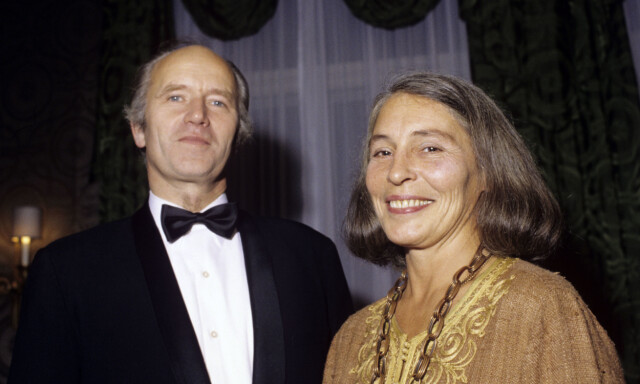 STØDIG PAR: Daværende forsvarsminister Thorvald Stoltenberg (Ap) sammen med kona Karin i 1981. Foto: Henrik Laurvik NTB scanpix STØDIG PAR: Daværende forsvarsminister Thorvald Stoltenberg (Ap) sammen med kona Karin i 1981. Foto: Henrik Laurvik NTB scanpix